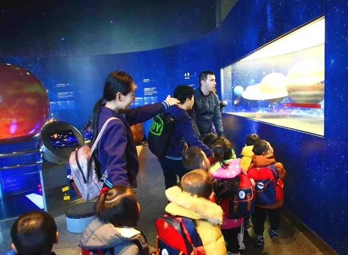 【聚星東辰】綿陽東辰聚星國際學(xué)?；谖磥韺W(xué)校的3.0版創(chuàng)建生態(tài)智慧學(xué)府，預(yù)見未來學(xué)校的十三種生態(tài)場景